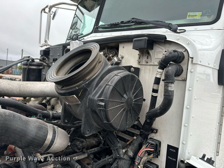 image for item EH6642 2005 Peterbilt PB335 truck cab and chassis