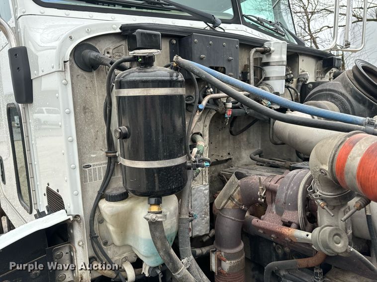 image for item EH6642 2005 Peterbilt PB335 truck cab and chassis