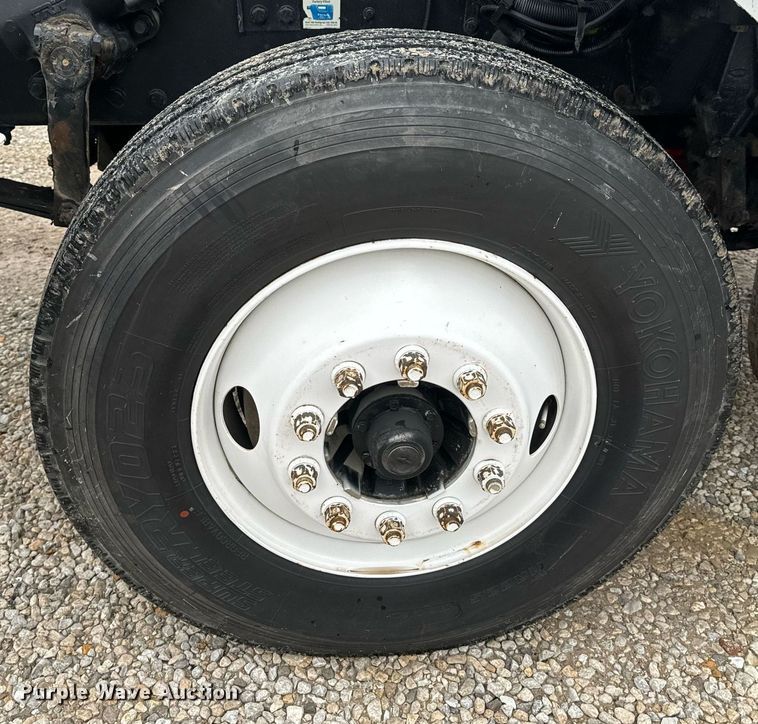 image for item EH6642 2005 Peterbilt PB335 truck cab and chassis