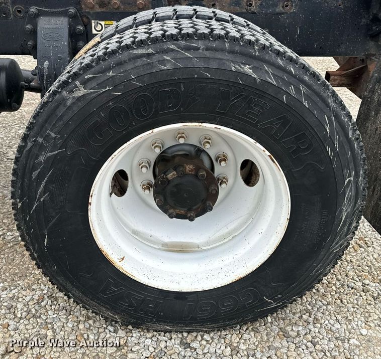 image for item EH6642 2005 Peterbilt PB335 truck cab and chassis