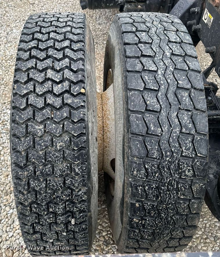 image for item EH6642 2005 Peterbilt PB335 truck cab and chassis