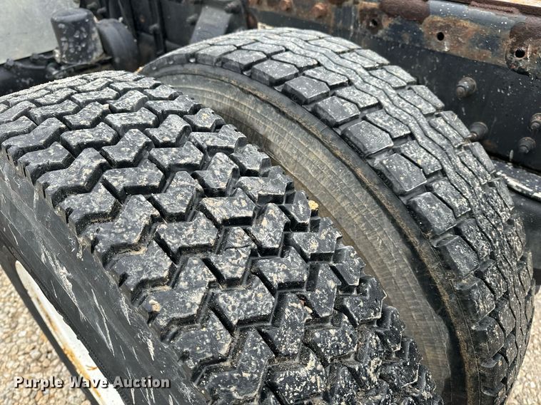 image for item EH6642 2005 Peterbilt PB335 truck cab and chassis