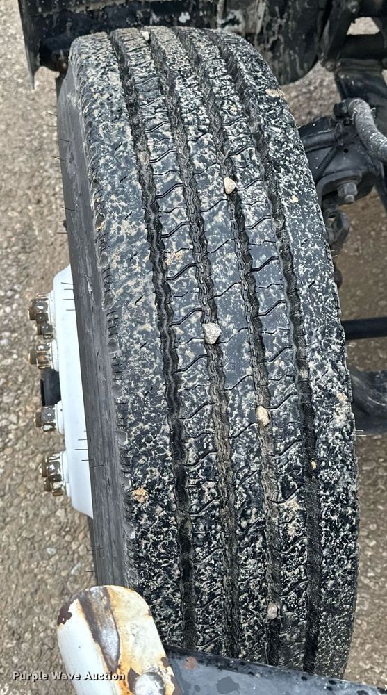 image for item EH6642 2005 Peterbilt PB335 truck cab and chassis