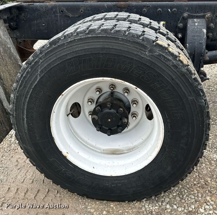 image for item EH6642 2005 Peterbilt PB335 truck cab and chassis