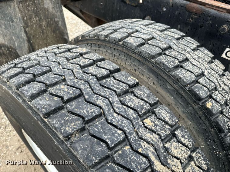 image for item EH6642 2005 Peterbilt PB335 truck cab and chassis