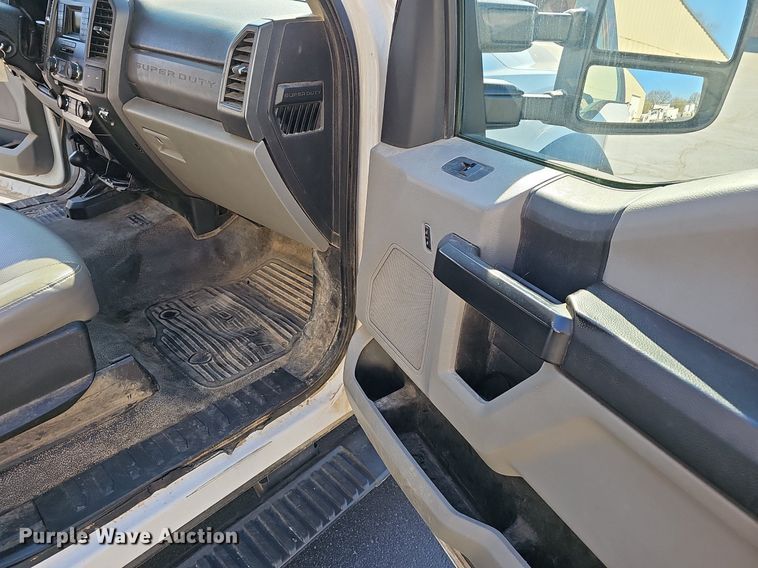 image for item EJ6163 2018 Ford F550 Super Duty XL bucket truck