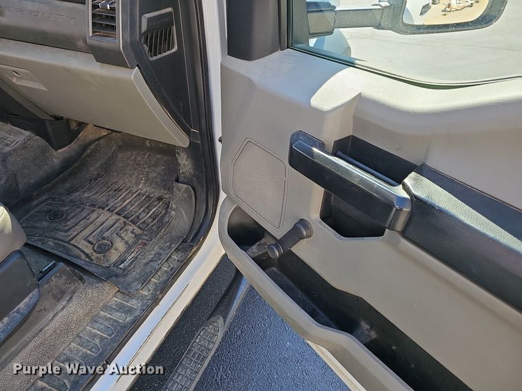 image for item EJ6165 2017 Ford F550 Super Duty XL bucket truck