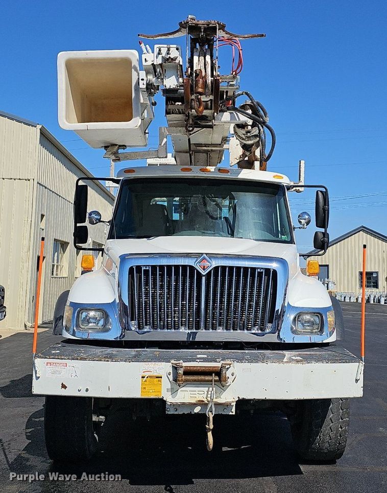 image for item EJ6166 2006 International 7400 digger derrick truck