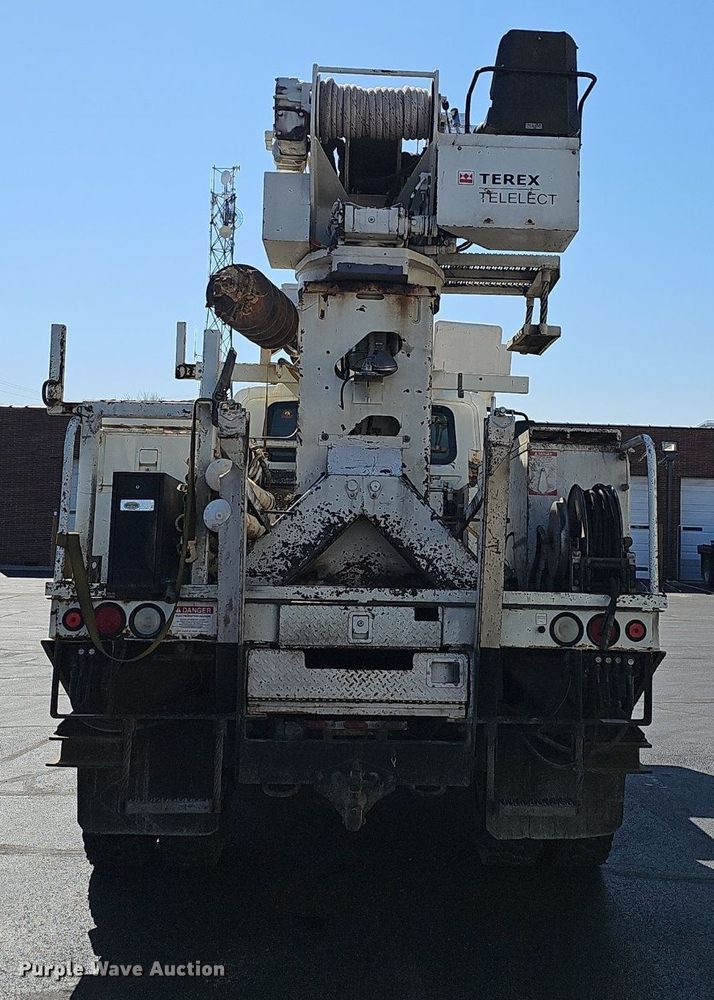 image for item EJ6166 2006 International 7400 digger derrick truck