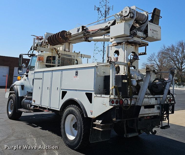 image for item EJ6166 2006 International 7400 digger derrick truck