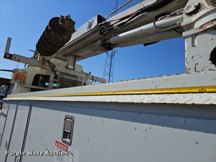 image for item EJ6166 2006 International 7400 digger derrick truck