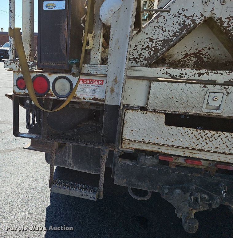 image for item EJ6166 2006 International 7400 digger derrick truck