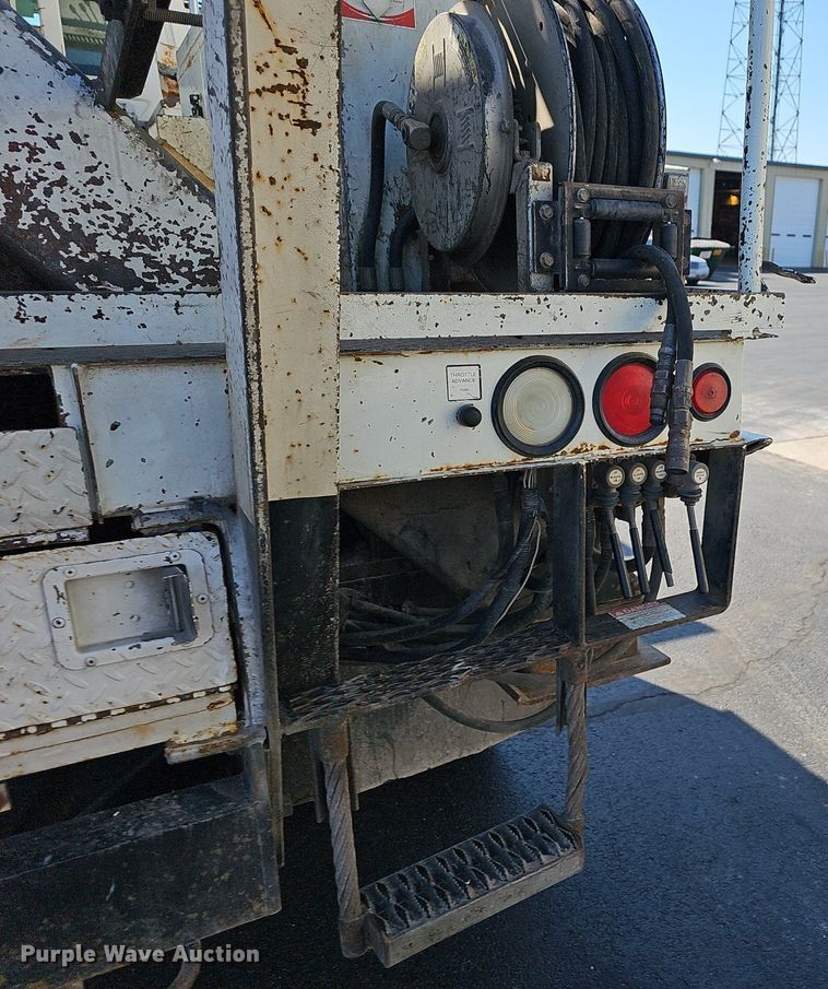 image for item EJ6166 2006 International 7400 digger derrick truck