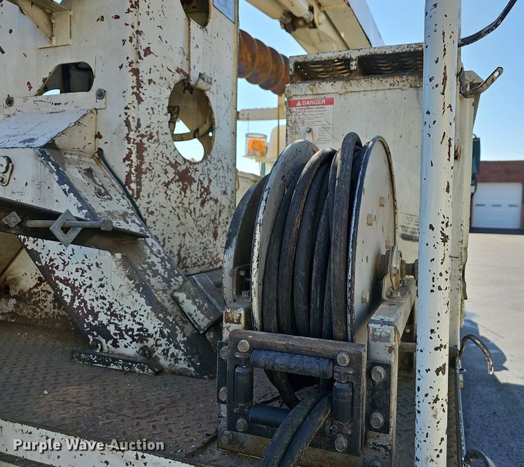 image for item EJ6166 2006 International 7400 digger derrick truck