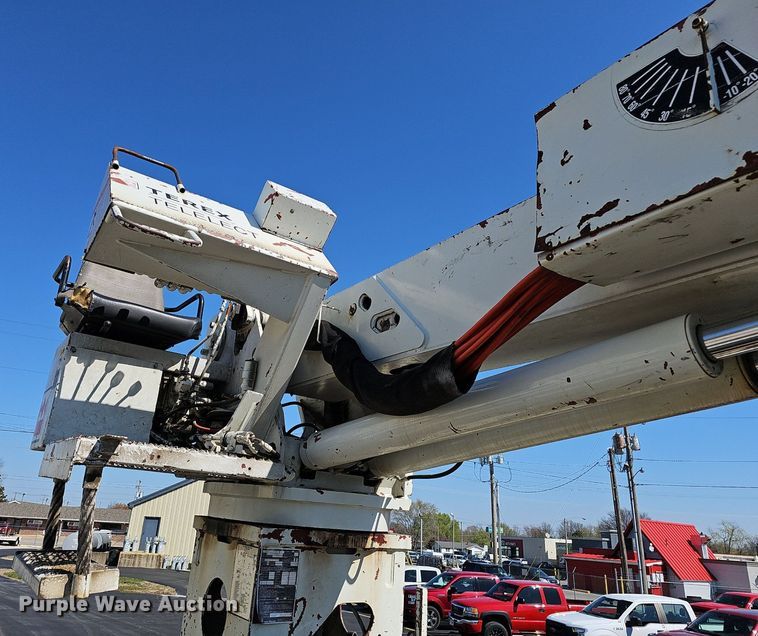 image for item EJ6166 2006 International 7400 digger derrick truck