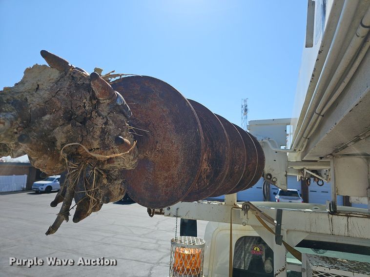 image for item EJ6166 2006 International 7400 digger derrick truck