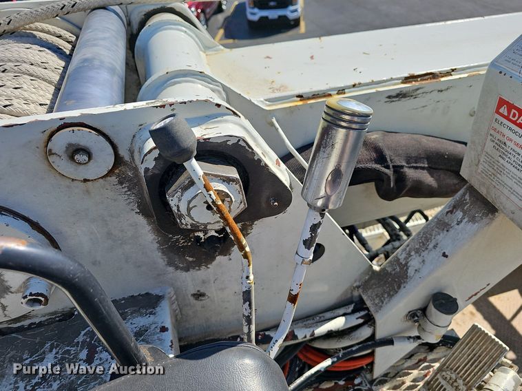 image for item EJ6166 2006 International 7400 digger derrick truck