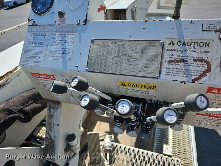 image for item EJ6166 2006 International 7400 digger derrick truck