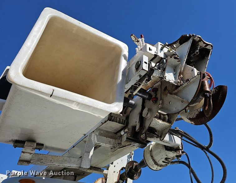 image for item EJ6166 2006 International 7400 digger derrick truck