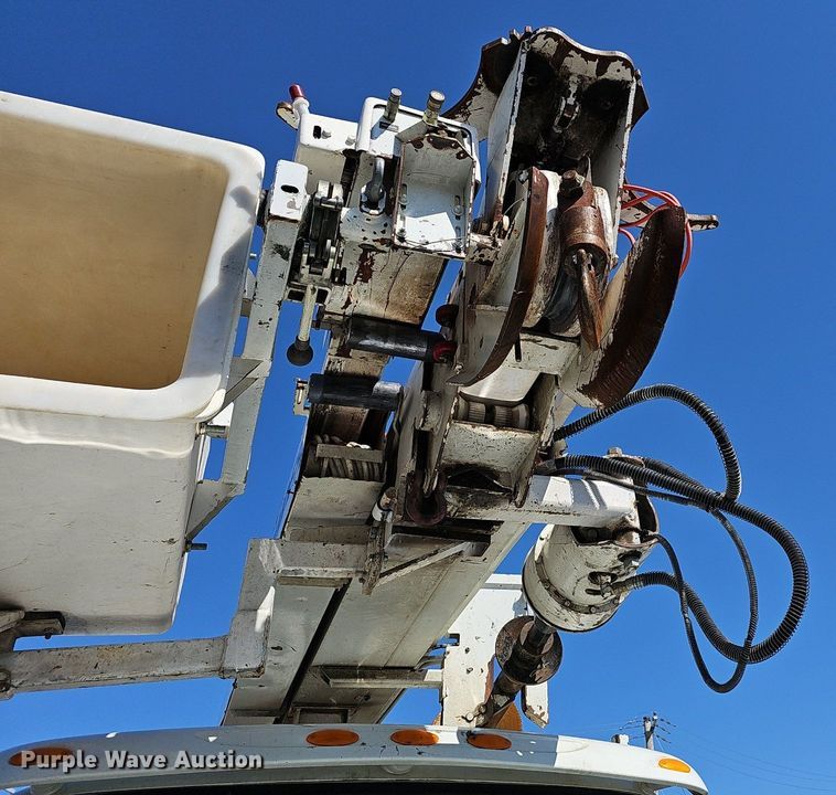 image for item EJ6166 2006 International 7400 digger derrick truck