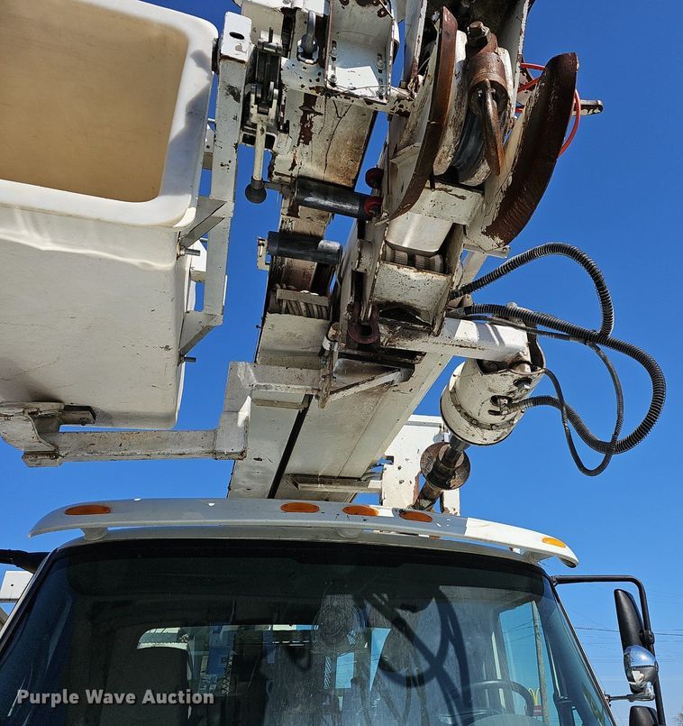 image for item EJ6166 2006 International 7400 digger derrick truck