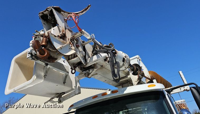 image for item EJ6166 2006 International 7400 digger derrick truck