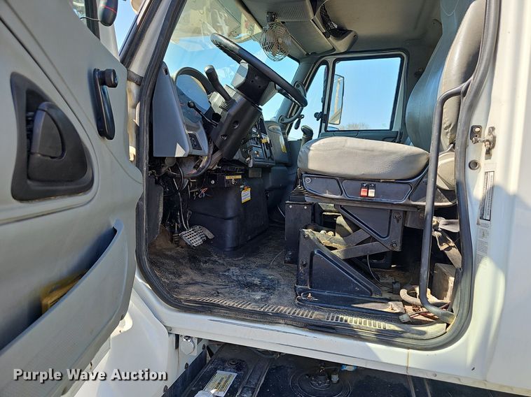 image for item EJ6166 2006 International 7400 digger derrick truck