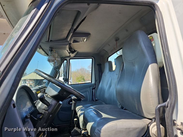 image for item EJ6166 2006 International 7400 digger derrick truck