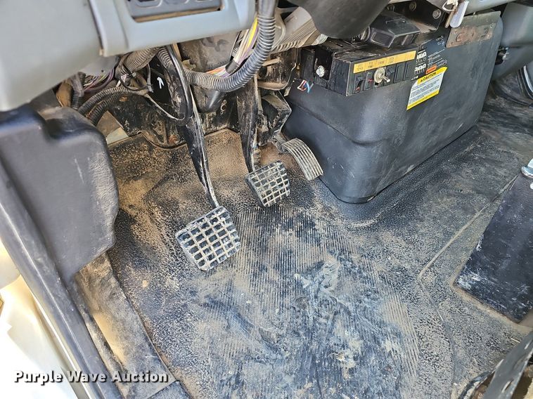 image for item EJ6166 2006 International 7400 digger derrick truck