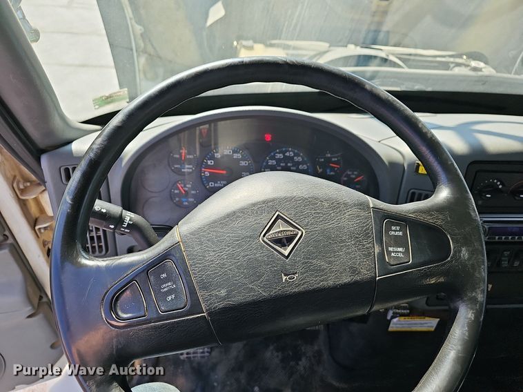 image for item EJ6166 2006 International 7400 digger derrick truck