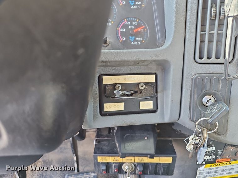 image for item EJ6166 2006 International 7400 digger derrick truck