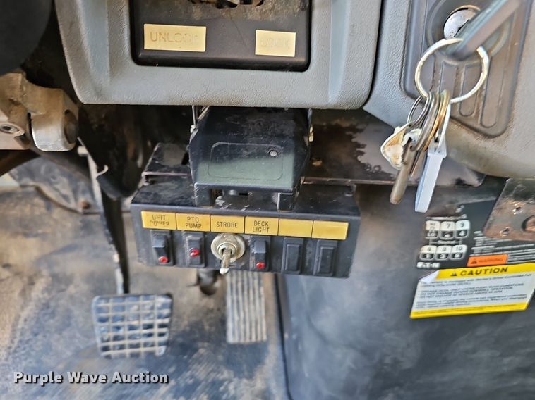 image for item EJ6166 2006 International 7400 digger derrick truck