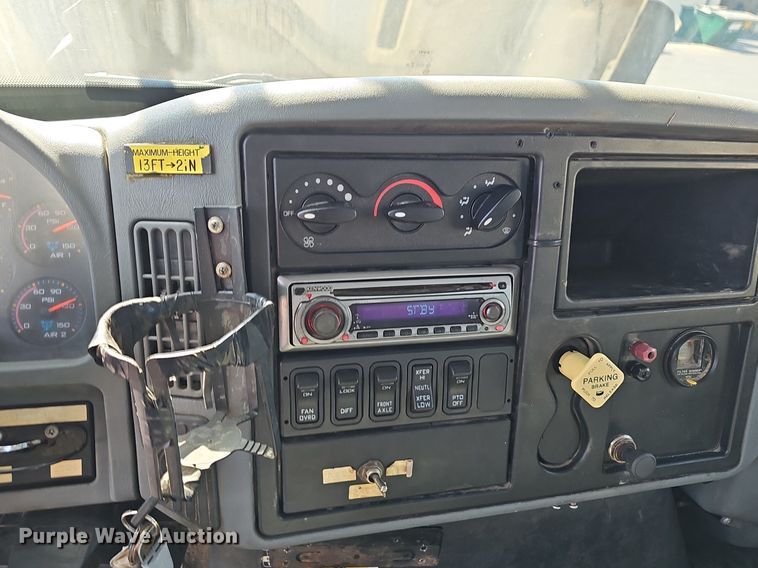 image for item EJ6166 2006 International 7400 digger derrick truck