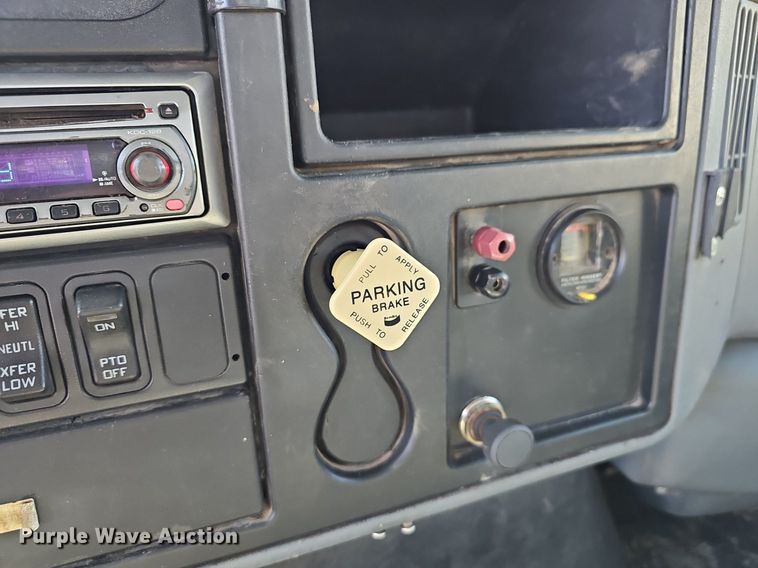 image for item EJ6166 2006 International 7400 digger derrick truck