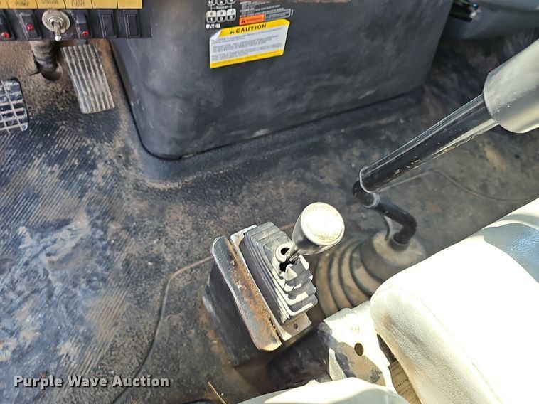 image for item EJ6166 2006 International 7400 digger derrick truck