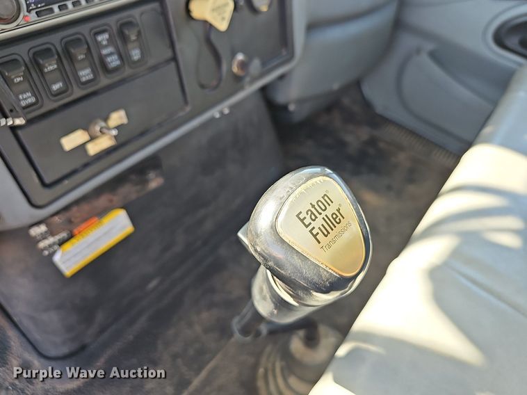 image for item EJ6166 2006 International 7400 digger derrick truck