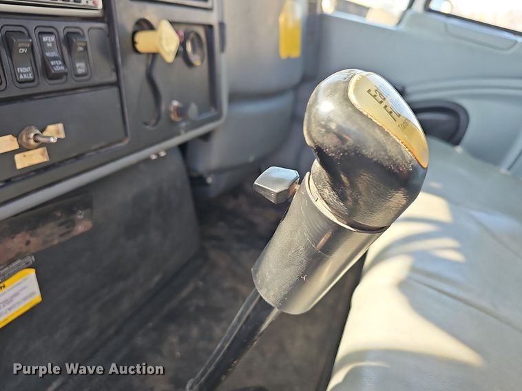 image for item EJ6166 2006 International 7400 digger derrick truck