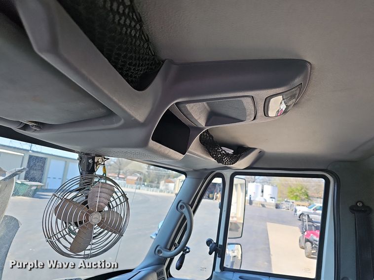 image for item EJ6166 2006 International 7400 digger derrick truck