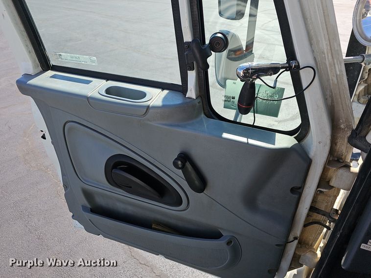 image for item EJ6166 2006 International 7400 digger derrick truck