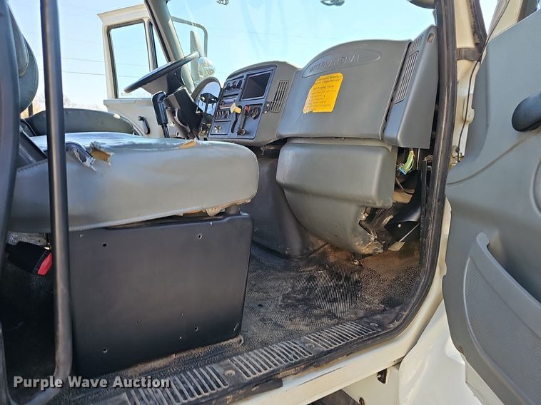 image for item EJ6166 2006 International 7400 digger derrick truck