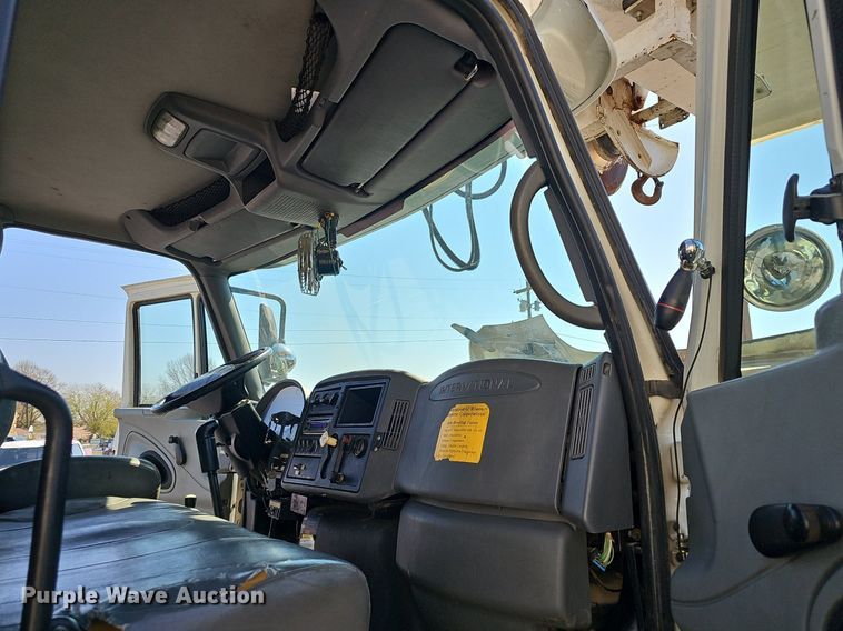 image for item EJ6166 2006 International 7400 digger derrick truck