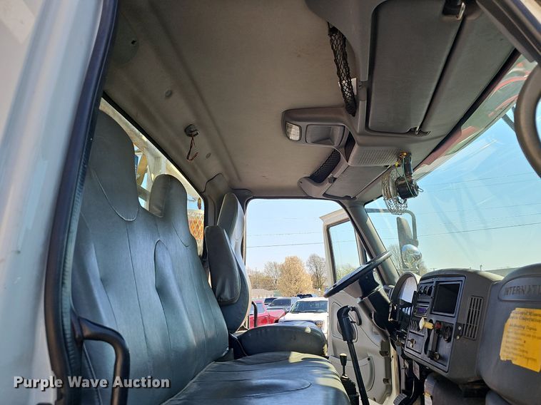 image for item EJ6166 2006 International 7400 digger derrick truck