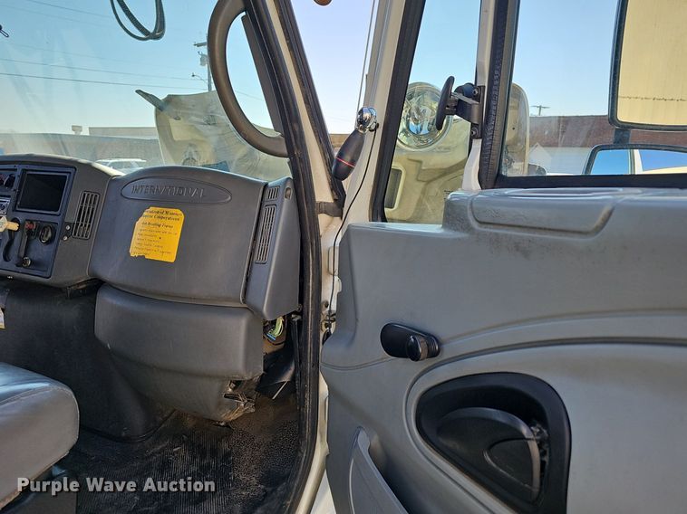 image for item EJ6166 2006 International 7400 digger derrick truck