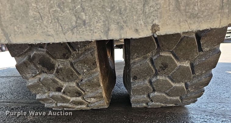 image for item EJ6166 2006 International 7400 digger derrick truck