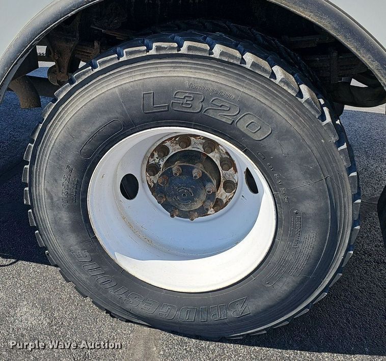 image for item EJ6166 2006 International 7400 digger derrick truck