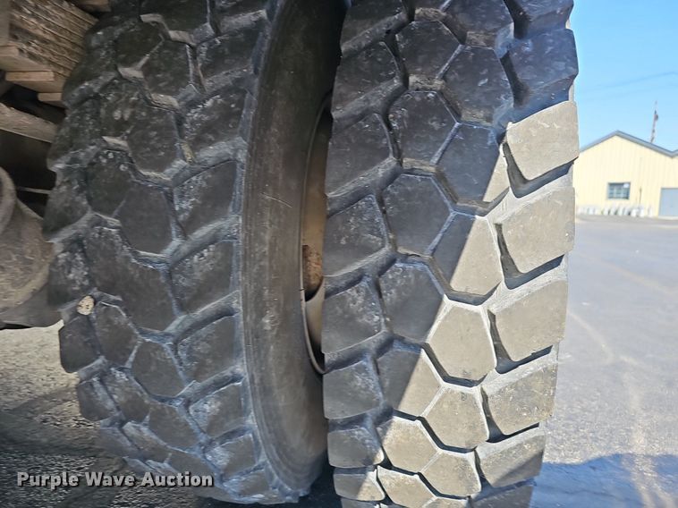 image for item EJ6166 2006 International 7400 digger derrick truck