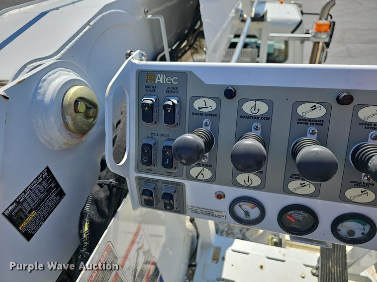 image for item EJ6167 2013 Freightliner Business Class M2 digger derrick truck