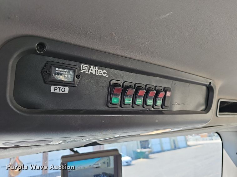 image for item EJ6167 2013 Freightliner Business Class M2 digger derrick truck