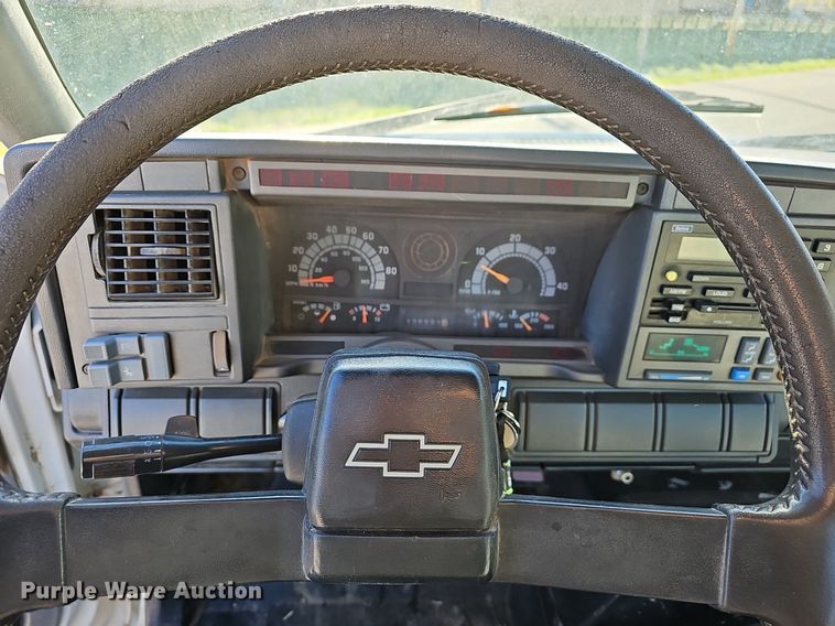 image for item EJ6204 1997 Chevrolet C7500 flatbed truck