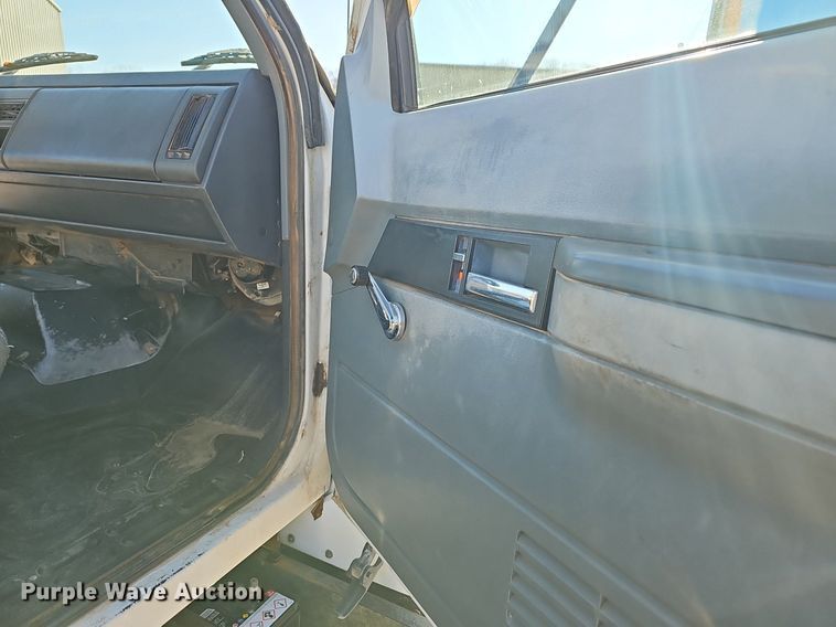 image for item EJ6204 1997 Chevrolet C7500 flatbed truck